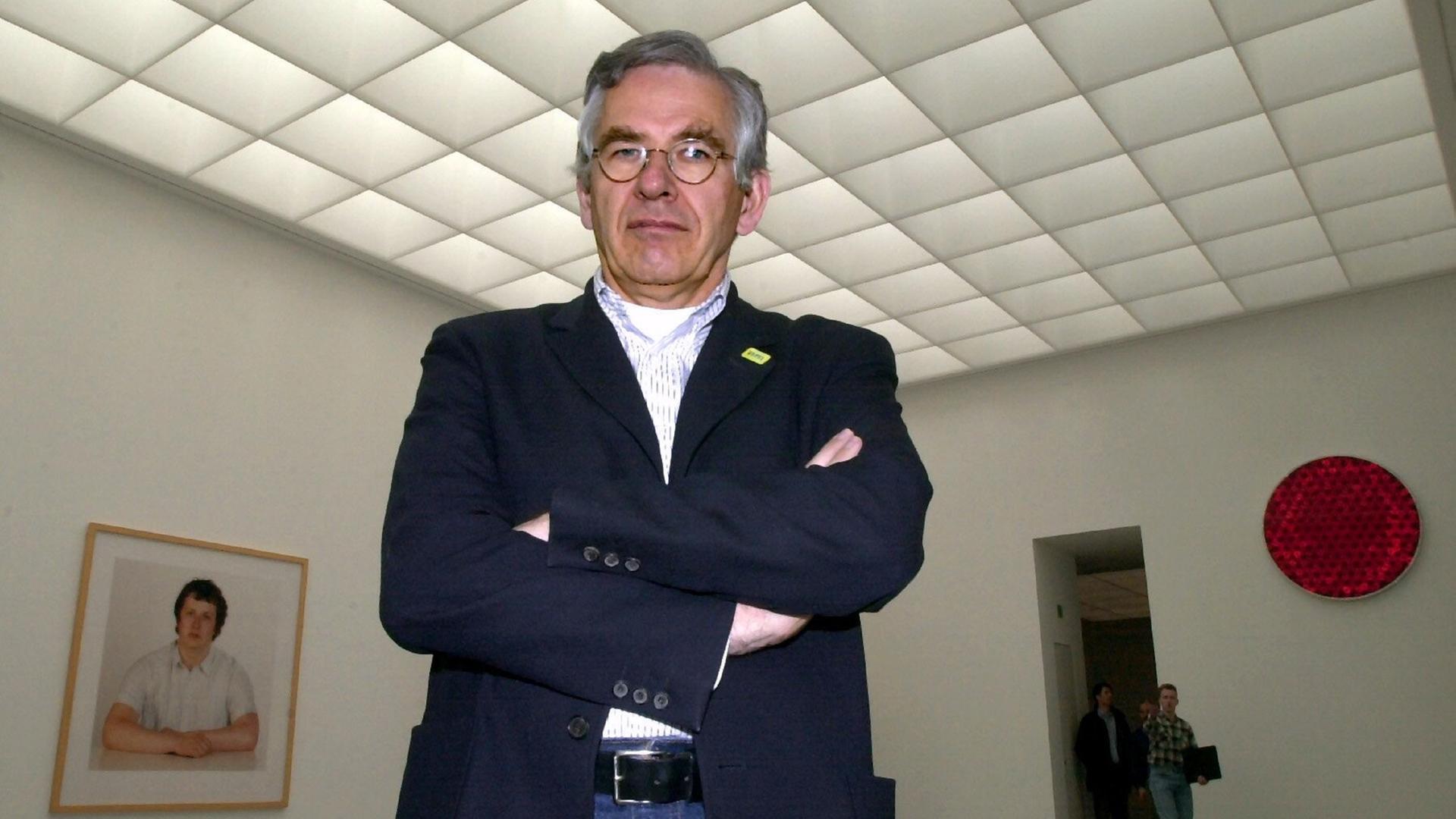 Lucius Grisebach im Jahr 2000 in einem der Austellungsräume des Neuen Museums Nürnberg
