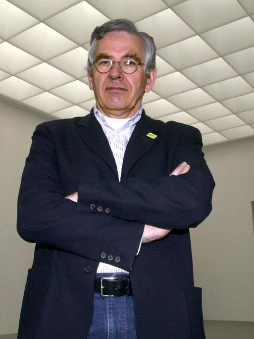 Lucius Grisebach steht am 6.4.2000 in einem der Austellungsräume es Neuen Museums Nürnberg und posiert mit veschränkten Armen für ein Foto.