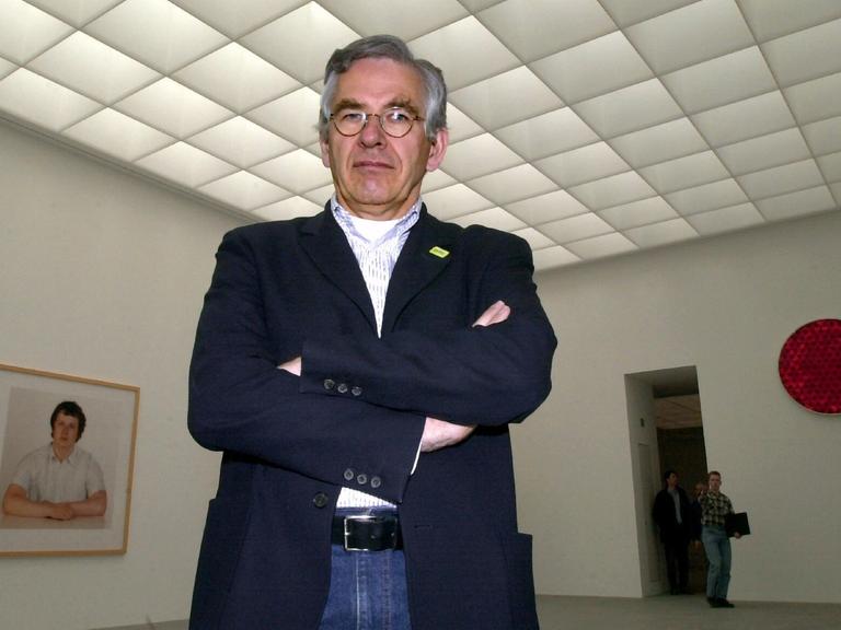 Lucius Grisebach steht am 6.4.2000 in einem der Austellungsräume es Neuen Museums Nürnberg und posiert mit veschränkten Armen für ein Foto.