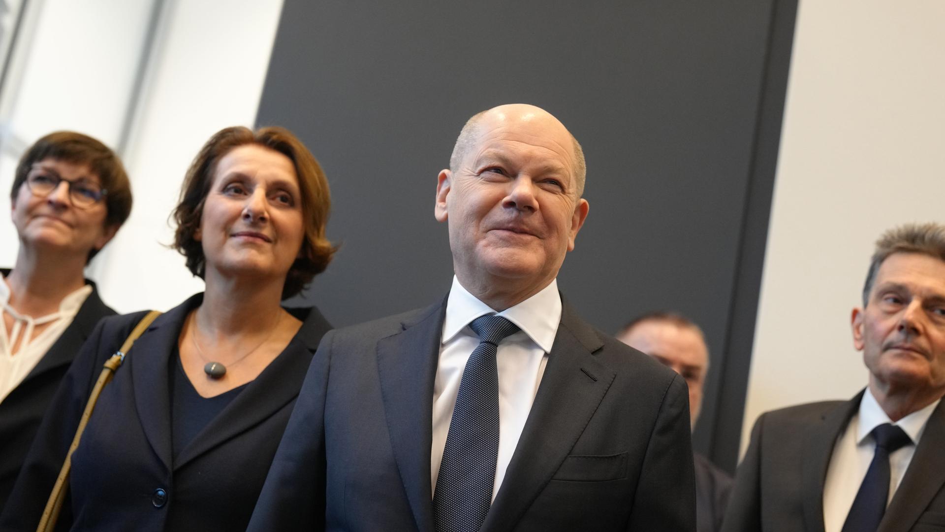 Saskia Esken, SPD-Bundesvorsitzende (l-r), Bundeskanzler Olaf Scholz (SPD) und seine Ehefrau Britta Ernst und Rolf Mützenich, Vorsitzender der SPD-Bundestagsfraktion, kommen zur Fraktionssitzung der SPD vor der Vertrauensfrage durch Bundeskanzler Scholz.