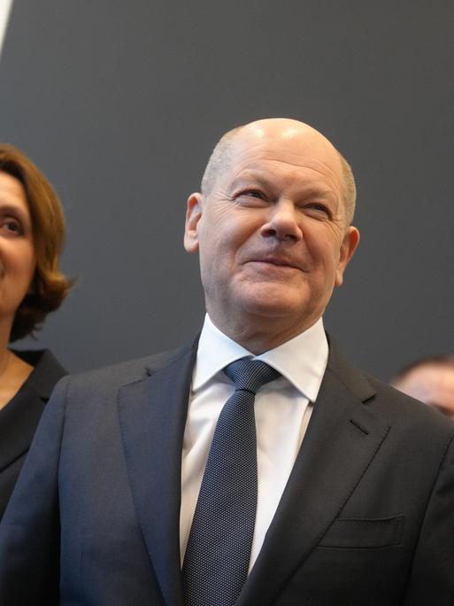 Saskia Esken, SPD-Bundesvorsitzende (l-r), Bundeskanzler Olaf Scholz (SPD) und seine Ehefrau Britta Ernst und Rolf Mützenich, Vorsitzender der SPD-Bundestagsfraktion, kommen zur Fraktionssitzung der SPD vor der Vertrauensfrage durch Bundeskanzler Scholz.