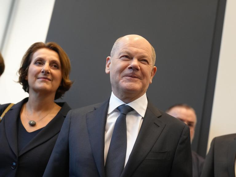 Saskia Esken, SPD-Bundesvorsitzende (l-r), Bundeskanzler Olaf Scholz (SPD) und seine Ehefrau Britta Ernst und Rolf Mützenich, Vorsitzender der SPD-Bundestagsfraktion, kommen zur Fraktionssitzung der SPD vor der Vertrauensfrage durch Bundeskanzler Scholz.