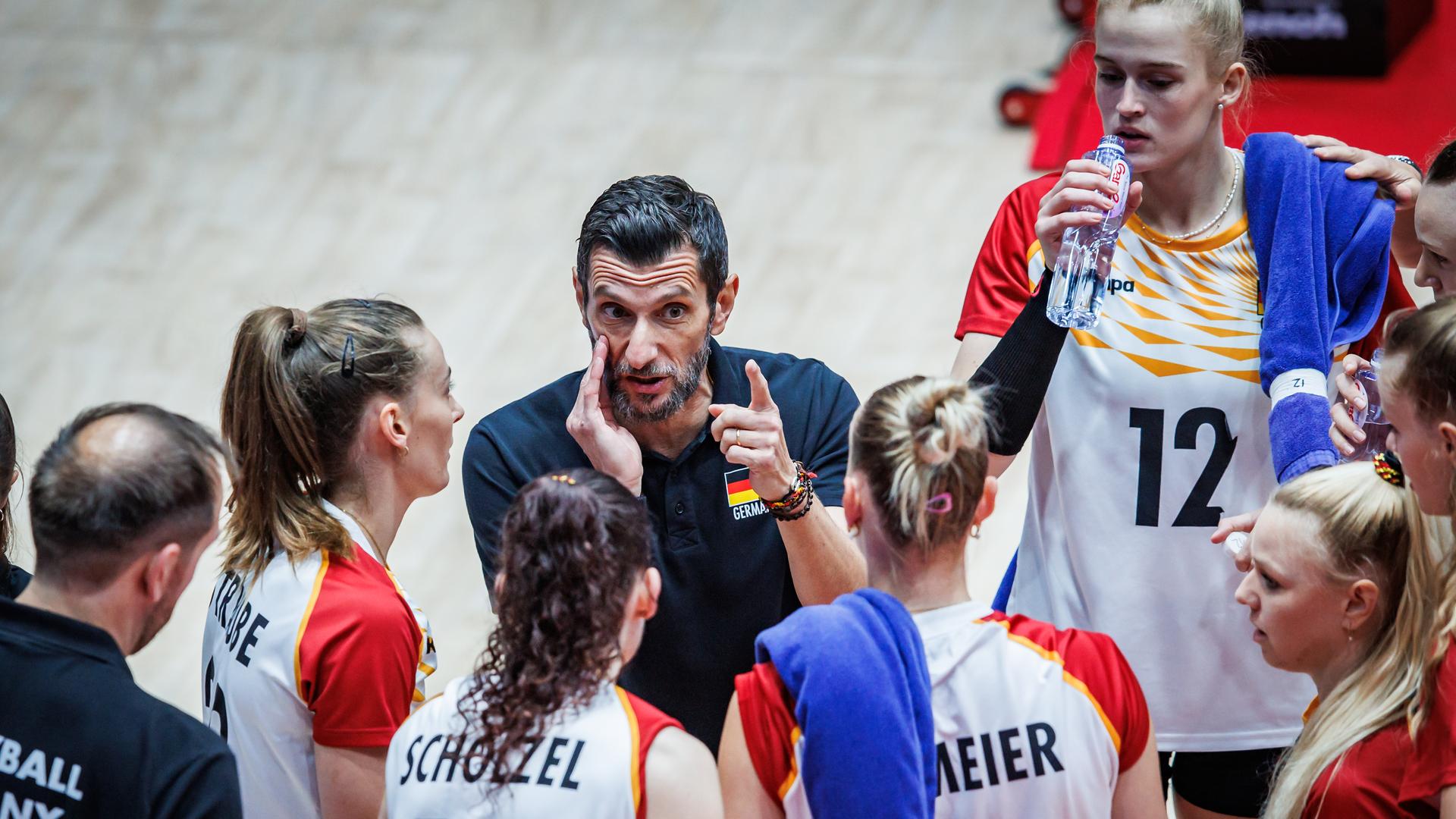 Die deutschen Volleyballerinnen sprechen mit Trainer Giulio Bregoli. Hier beim Spiel gegen Polen.