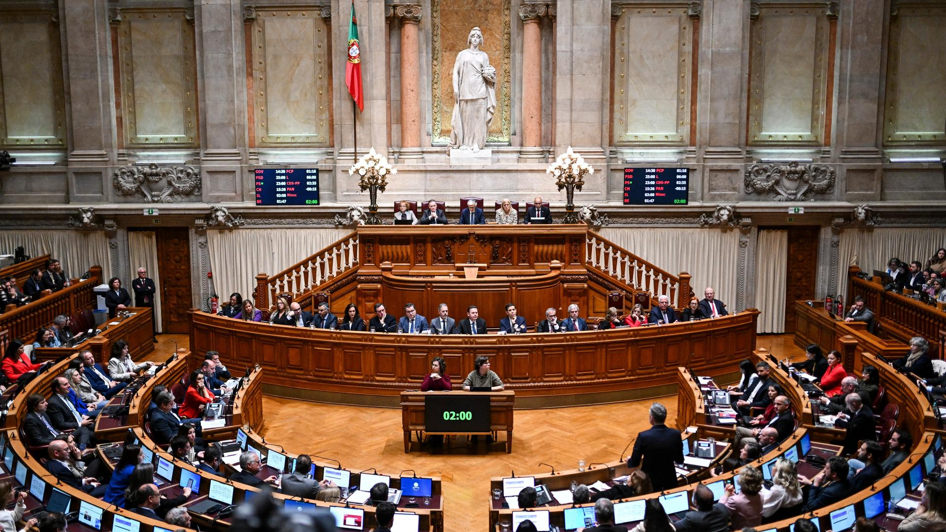Blick in das mit Menschen gefüllte Parlament im Palácio de São Bento in Lissabon. Blick in das mit Menschen gefüllte Parlament im Palácio de São Bento in Lissabon.