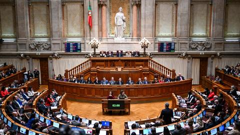 Blick in das mit Menschen gefüllte Parlament im Palácio de São Bento in Lissabon.