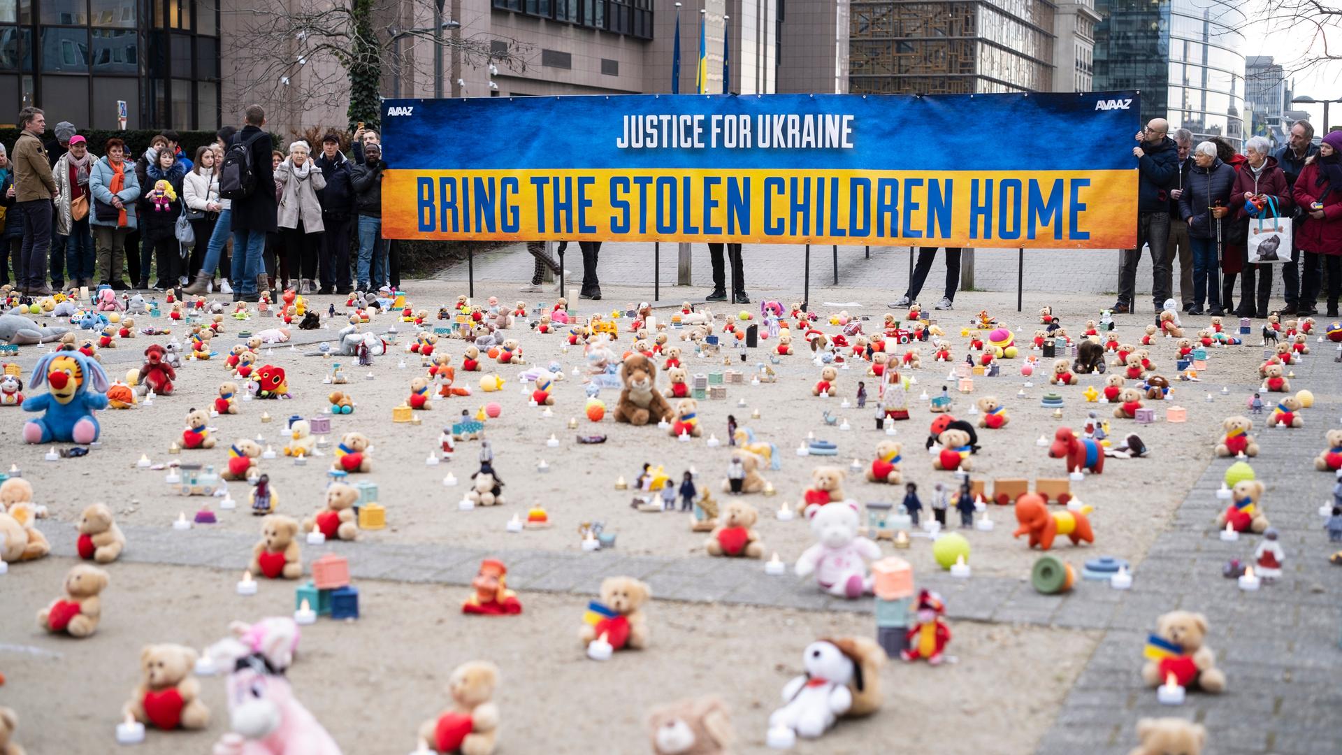 Eine Demonstration für von Russland entführte Kinder in Brüssel. Die US Nichtregierungsorganisation AVAAZ entzündet Kerzen neben Kuscheltieren. Eine Demonstration für von Russland entführte Kinder in Brüssel. Die US Nichtregierungsorganisation AVAAZ entzündet Kerzen neben Kuscheltieren.