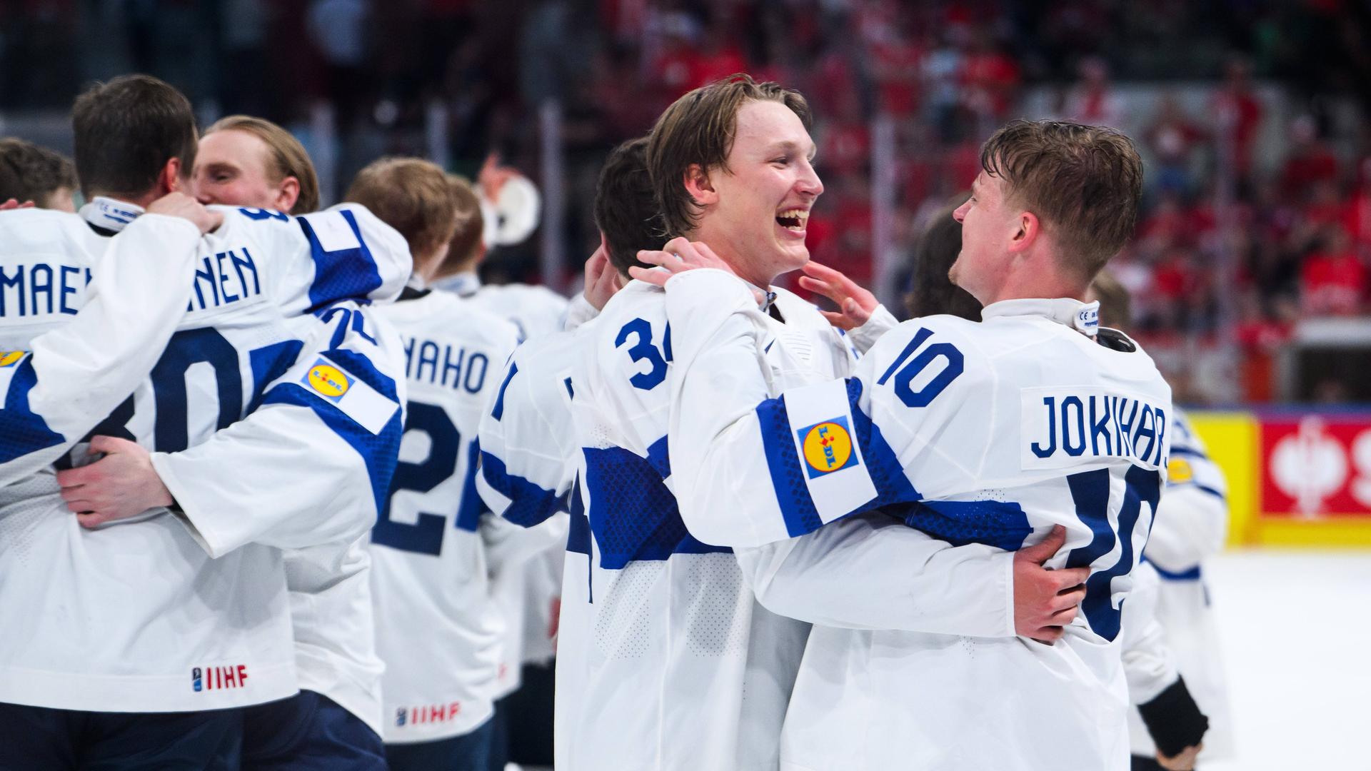 Spieler der finnischen Eishockey-Nationalmannschaft jubeln auf dem Eis.