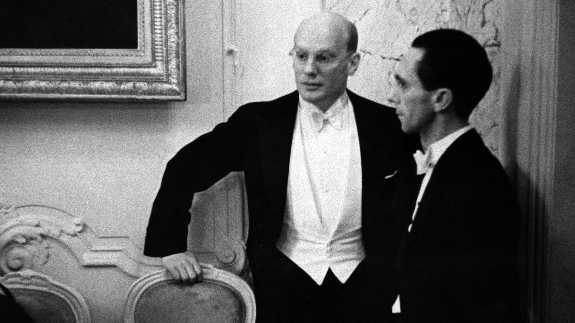 Gustaf Gründgens, Intendant des Preußischen Staatstheaters, und Propagandaminister Joseph Goebbels auf einer undatierten Aufnahme. Gustaf Gründgens, Intendant des Preußischen Staatstheaters, und Propagandaminister Joseph Goebbels auf einer undatierten Aufnahme.