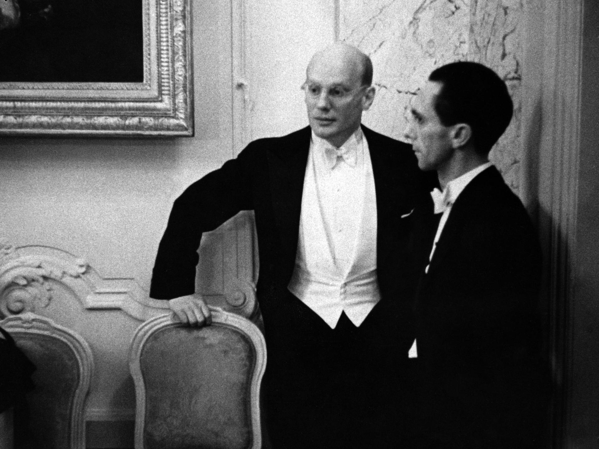 Gustaf Gründgens, Intendant des Preußischen Staatstheaters, und Propagandaminister Joseph Goebbels auf einer undatierten Aufnahme.