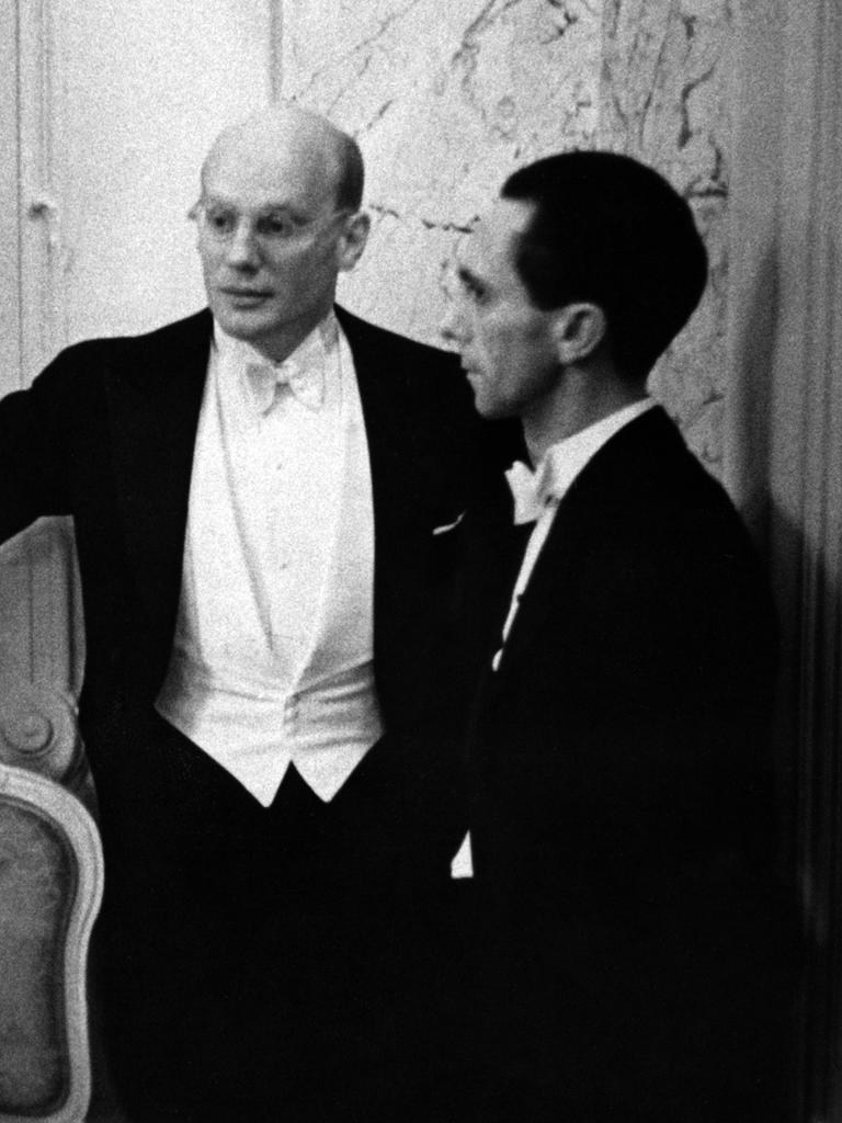 Gustaf Gründgens, Intendant des Preußischen Staatstheaters, und Propagandaminister Joseph Goebbels auf einer undatierten Aufnahme.