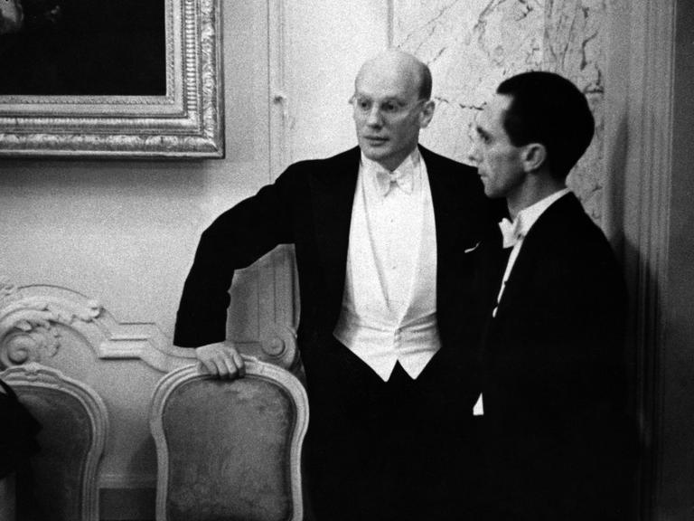 Gustaf Gründgens, Intendant des Preußischen Staatstheaters, und Propagandaminister Joseph Goebbels auf einer undatierten Aufnahme.