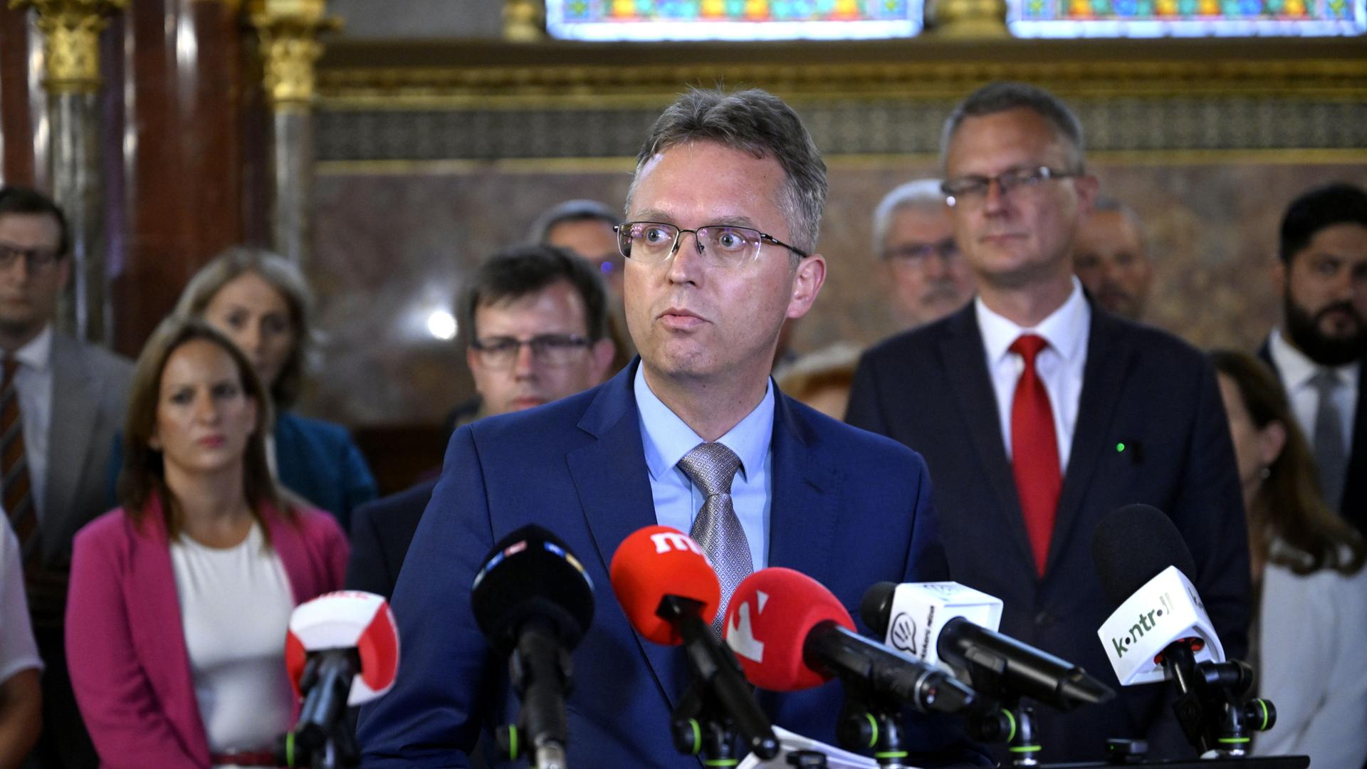 Balázs Hanko, ehemaliger Leiter des Nationalen Kulturfonds (NKA) und Fidesz-Abgeordneter, auf einer Pressekonferenz.