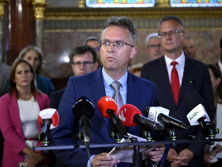 Balázs Hanko, ehemaliger Leiter des Nationalen Kulturfonds (NKA) und Fidesz-Abgeordneter, auf einer Pressekonferenz.