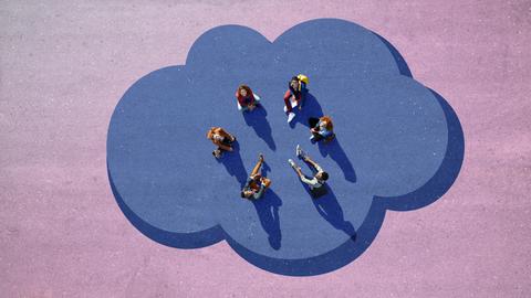 Gruppe junger Menschen von oben fotografiert, sie sitzen auf einer auf dem Asphalt gemalten Wolke