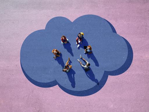 Gruppe junger Menschen von oben fotografiert, sie sitzen auf einer auf dem Asphalt gemalten Wolke Gruppe junger Menschen von oben fotografiert, sie sitzen auf einer auf dem Asphalt gemalten Wolke