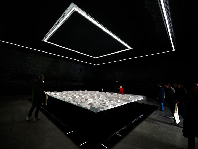 Menschen gehen um eine Installation des Künstlers Archie Moore mit dem Titel "Kith and Kin" im australischen Pavillon während der Kunstbiennale Venedig, 2024. 