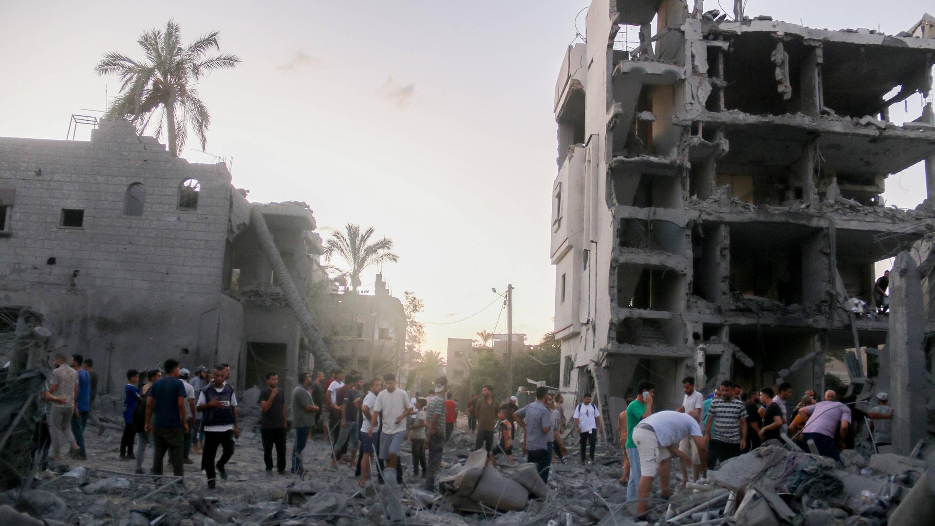 Israelischer Luftangriff auf Deir al-Balah im Gazastreifen. Palästinenser stehen in Trümmern nach einem israelischen Luftangriff in Deir al-Balah im Gazastreifen am 6. August 2024. 