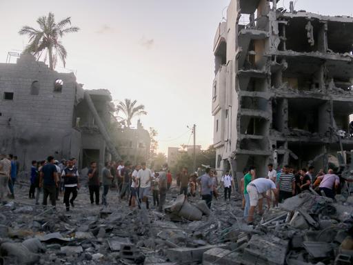 Israelischer Luftangriff auf Deir al-Balah im Gazastreifen. Palästinenser stehen in Trümmern nach einem israelischen Luftangriff in Deir al-Balah im Gazastreifen am 6. August 2024. 