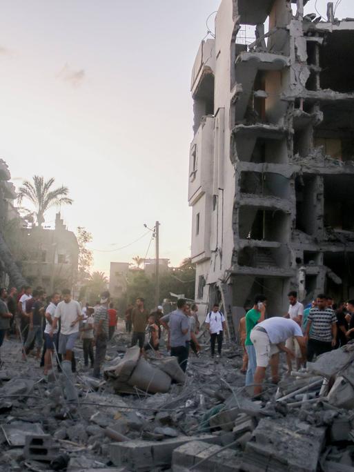 Israelischer Luftangriff auf Deir al-Balah im Gazastreifen. Palästinenser stehen in Trümmern nach einem israelischen Luftangriff in Deir al-Balah im Gazastreifen am 6. August 2024. 