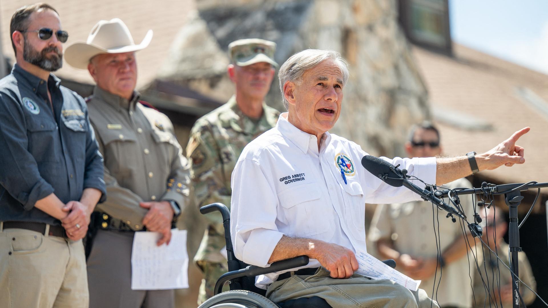 Der texanische Gouverneur Greg Abbott spricht bei einer Pressekonferenz. Der texanische Gouverneur Greg Abbott spricht bei einer Pressekonferenz.
