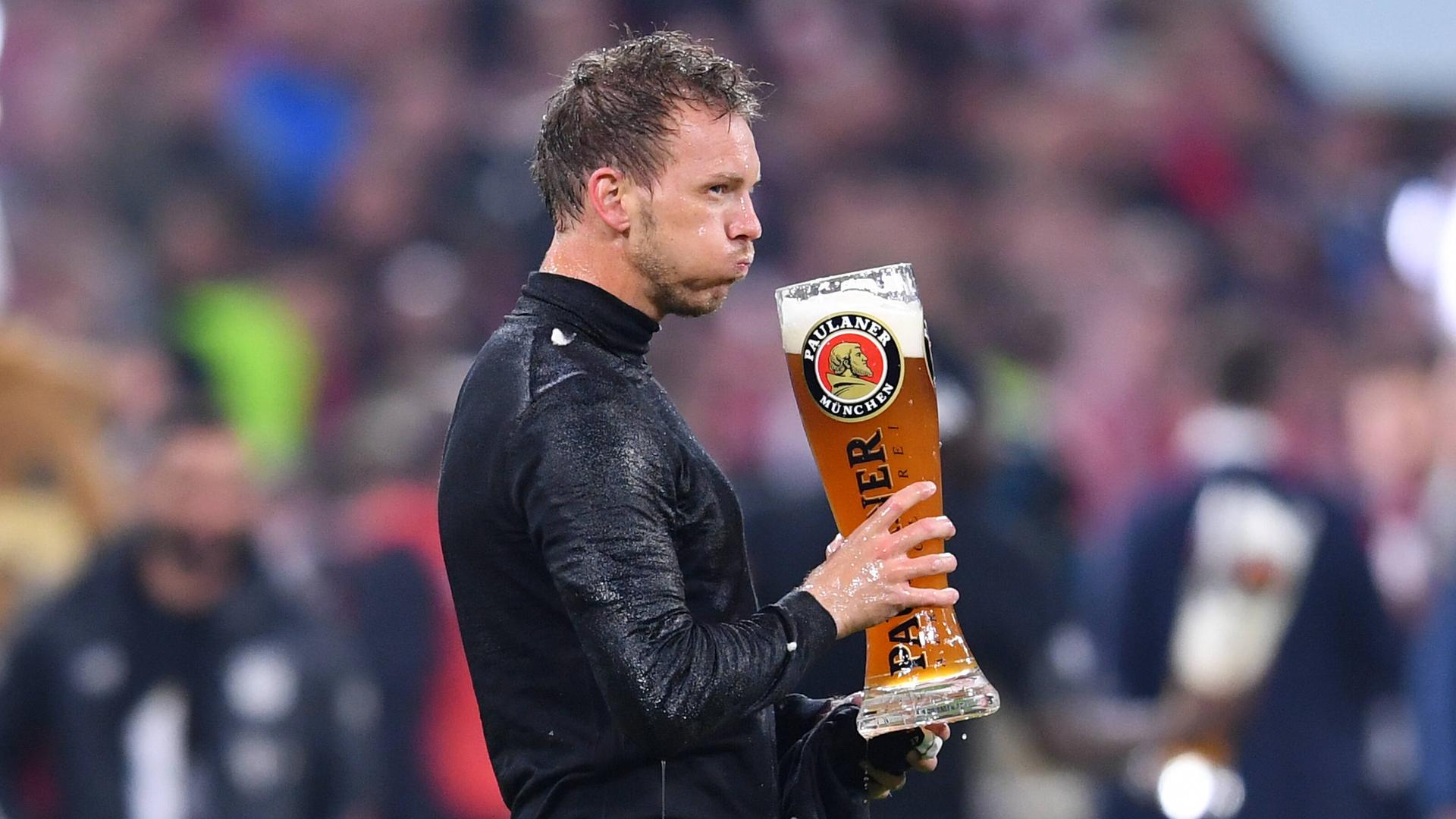 Bayern-Trainer Julian Nagelsmann feiert die Deutsche Meisterschaft mit einem Schluck Weizenbier.