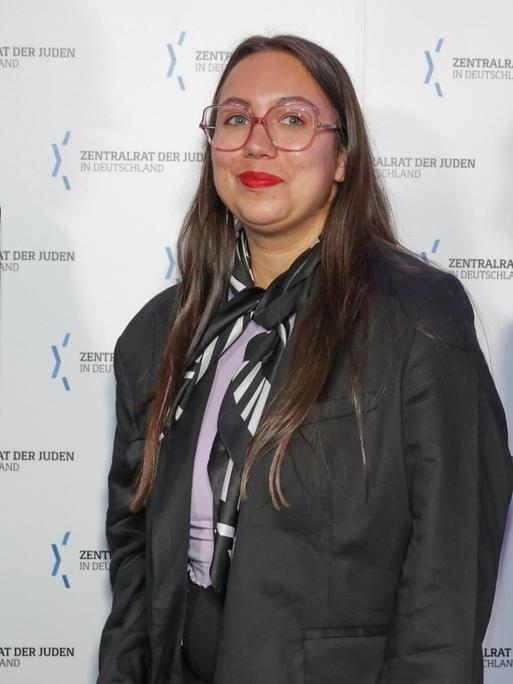 Ronya Othmann, Schriftstellerin und Laudatorin, vor der Verleihung des Leo-Baeck-Preises.