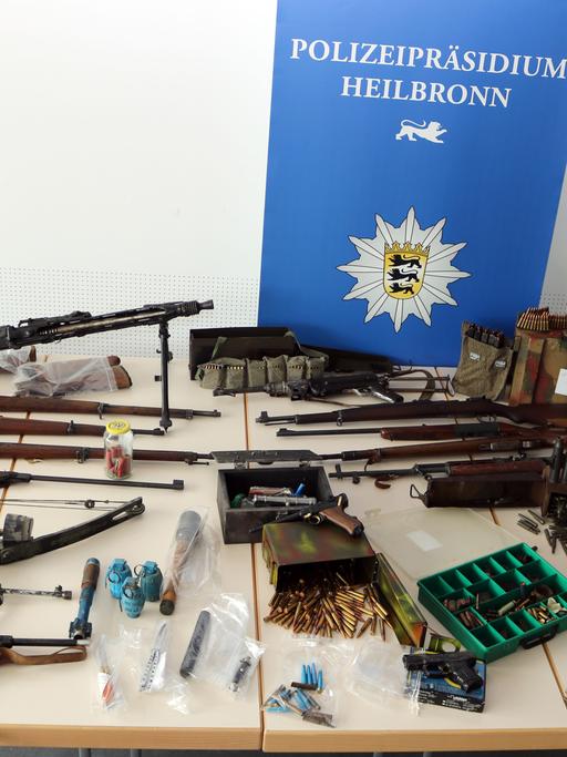 Waffen und Munition, die bei einem mutmaßlichen "Reichsbürger" beschlagnahmt wurden, liegen am 04.08.2017 bei der Polizei in Heilbronn (Baden-Württemberg) auf einem Tisch. 