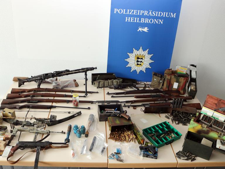 Waffen und Munition, die bei einem mutmaßlichen "Reichsbürger" beschlagnahmt wurden, liegen am 04.08.2017 bei der Polizei in Heilbronn (Baden-Württemberg) auf einem Tisch. 
