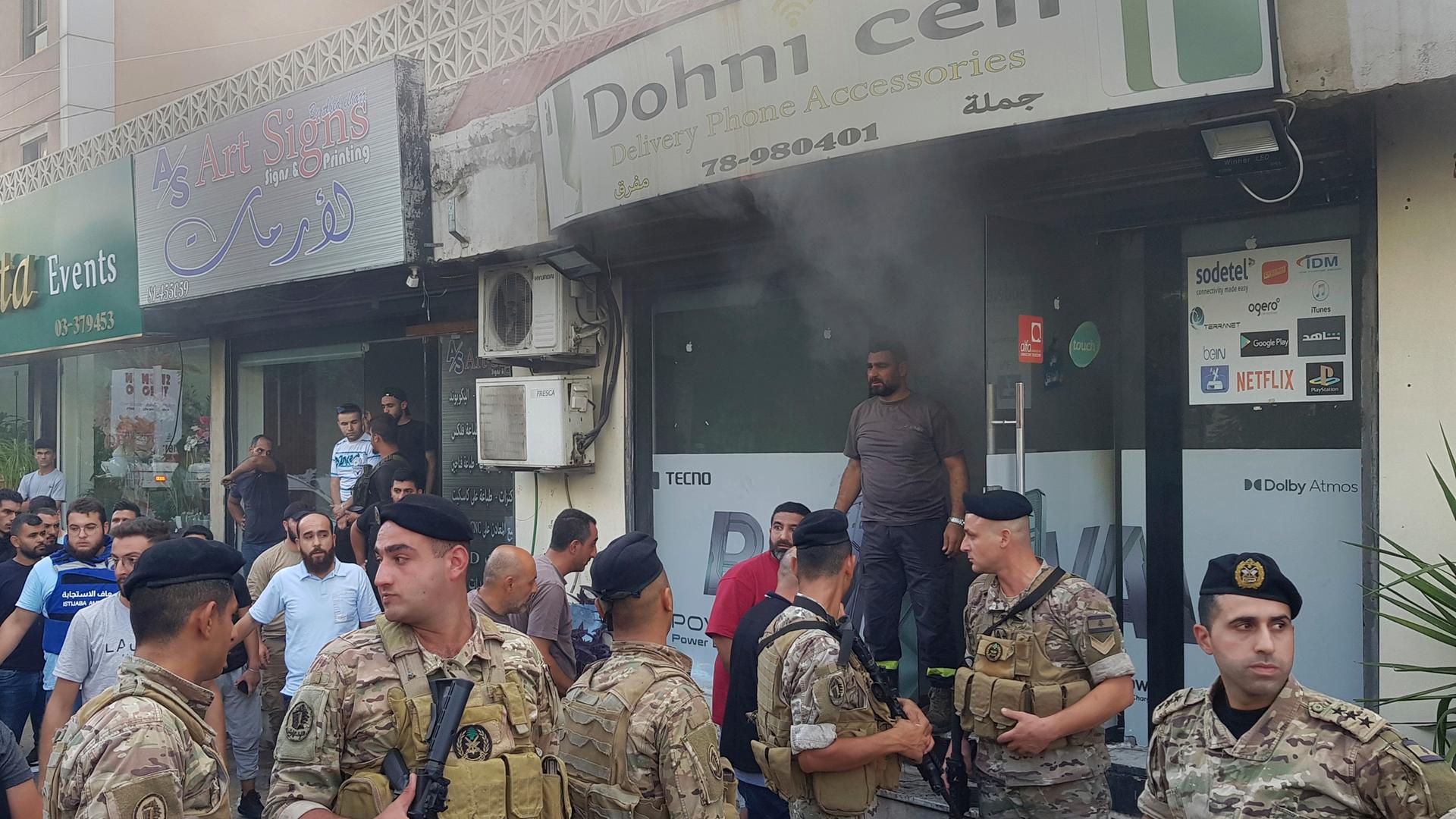 Sidon: Libanesische Soldaten versammeln vor einem Geschäft, in dem vermutlich ein Funkgerät explodiert ist.