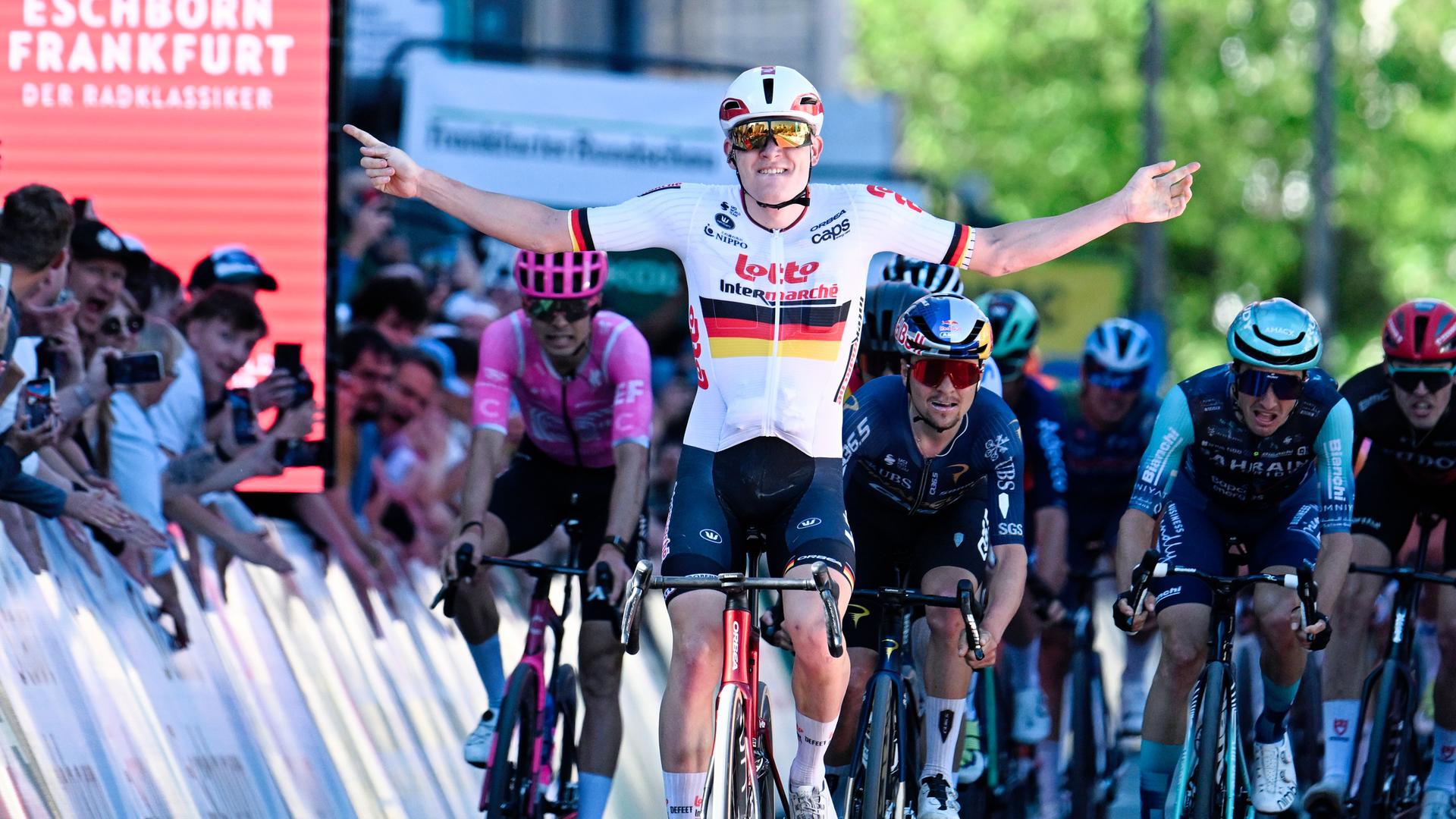 Radfahrer Georg Zimmermann jubelt nach einer Zieldurchfahrt.