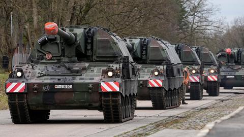 Deutsche Panzer fahren auf einer Strecke hintereinander.