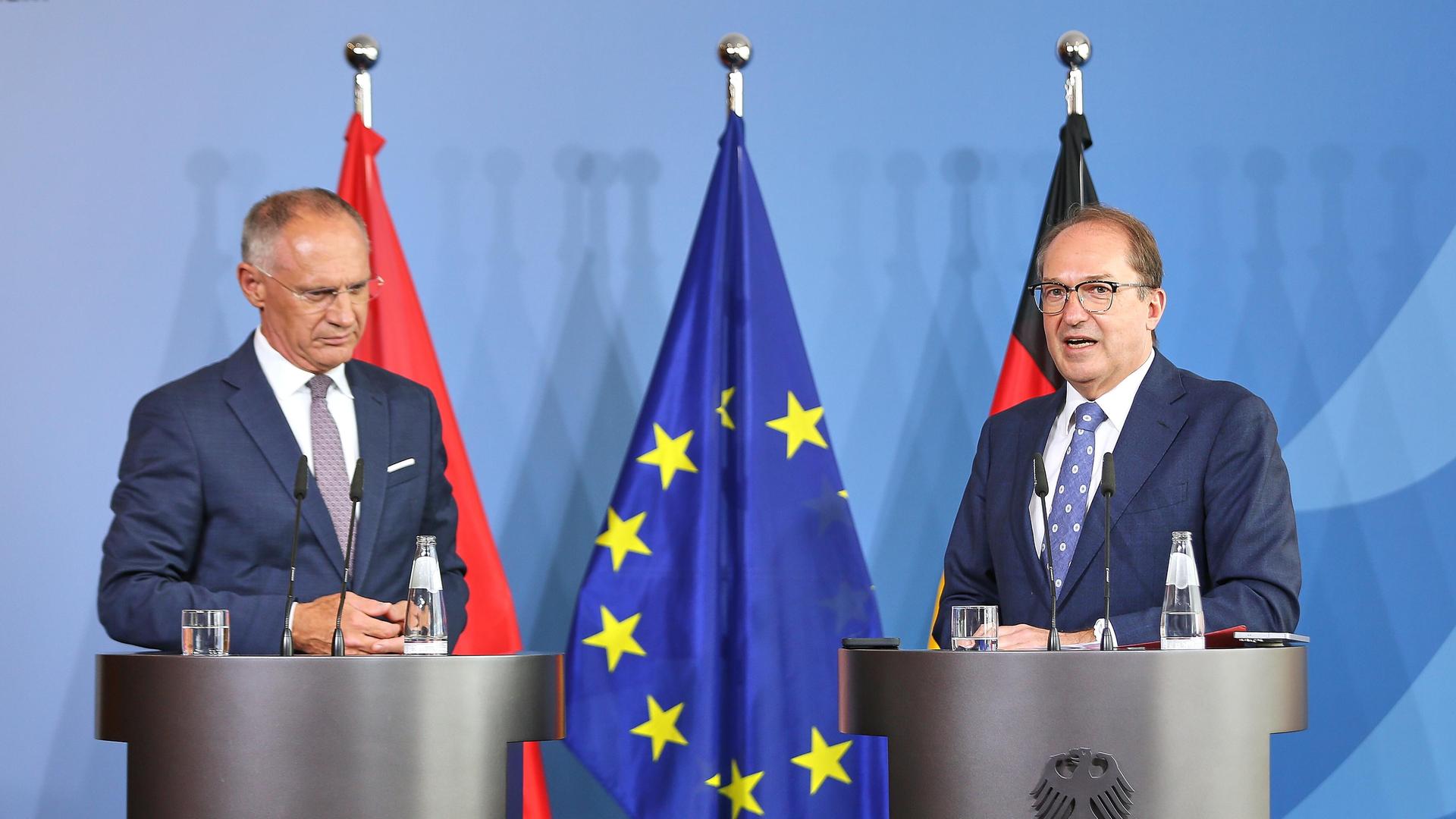 Gerhard Karner, Innenminister von Österreich, (l.) und Bundesminister des Innern, Alexander Dobrindt (CSU), stehen jeweils an Rednerpulten nebeneinander.