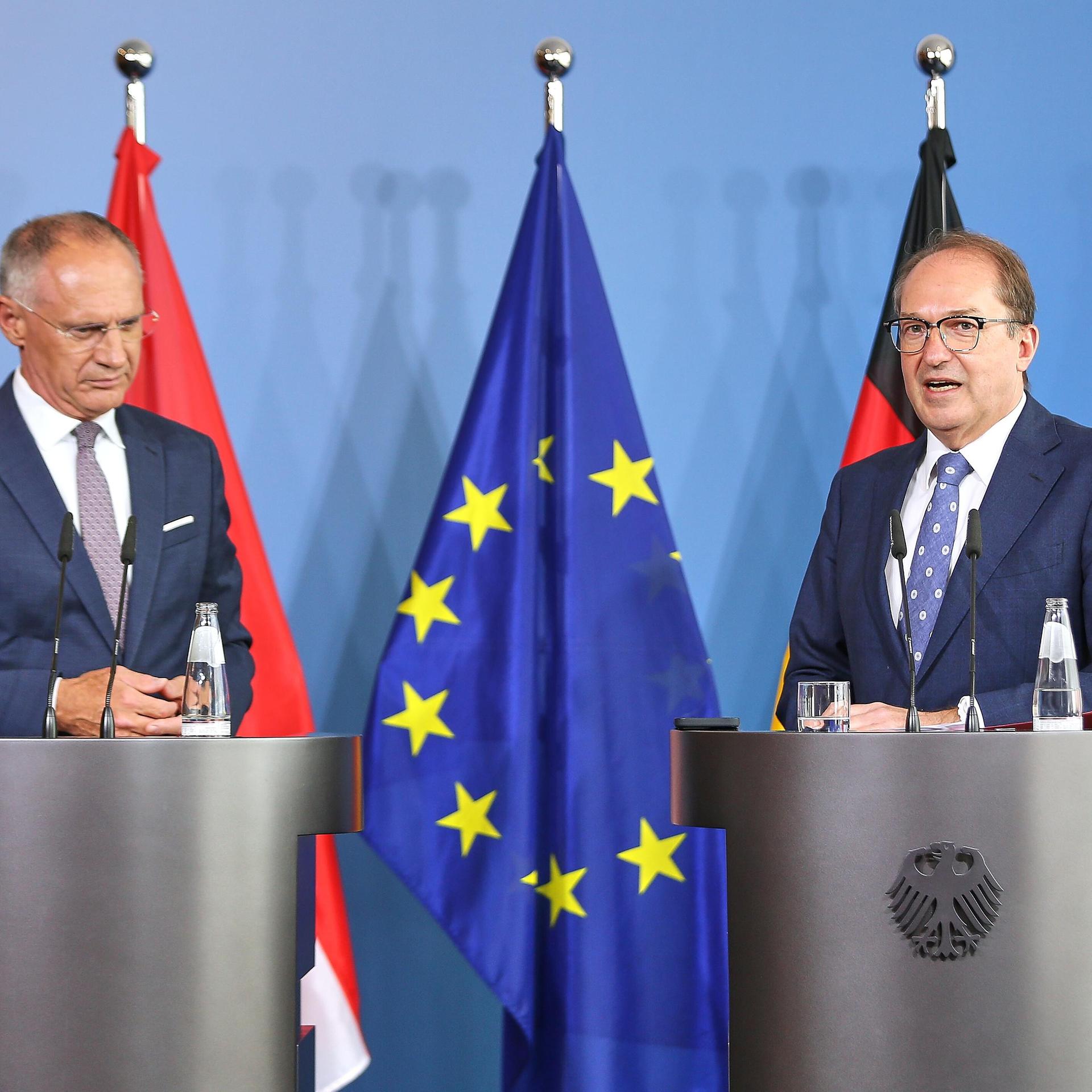 Gerhard Karner, Innenminister von Österreich und Bundesminister des Innern Alexander Dobrindt (CSU) stehen jeweils an Rednerpulten nebeneinander.
