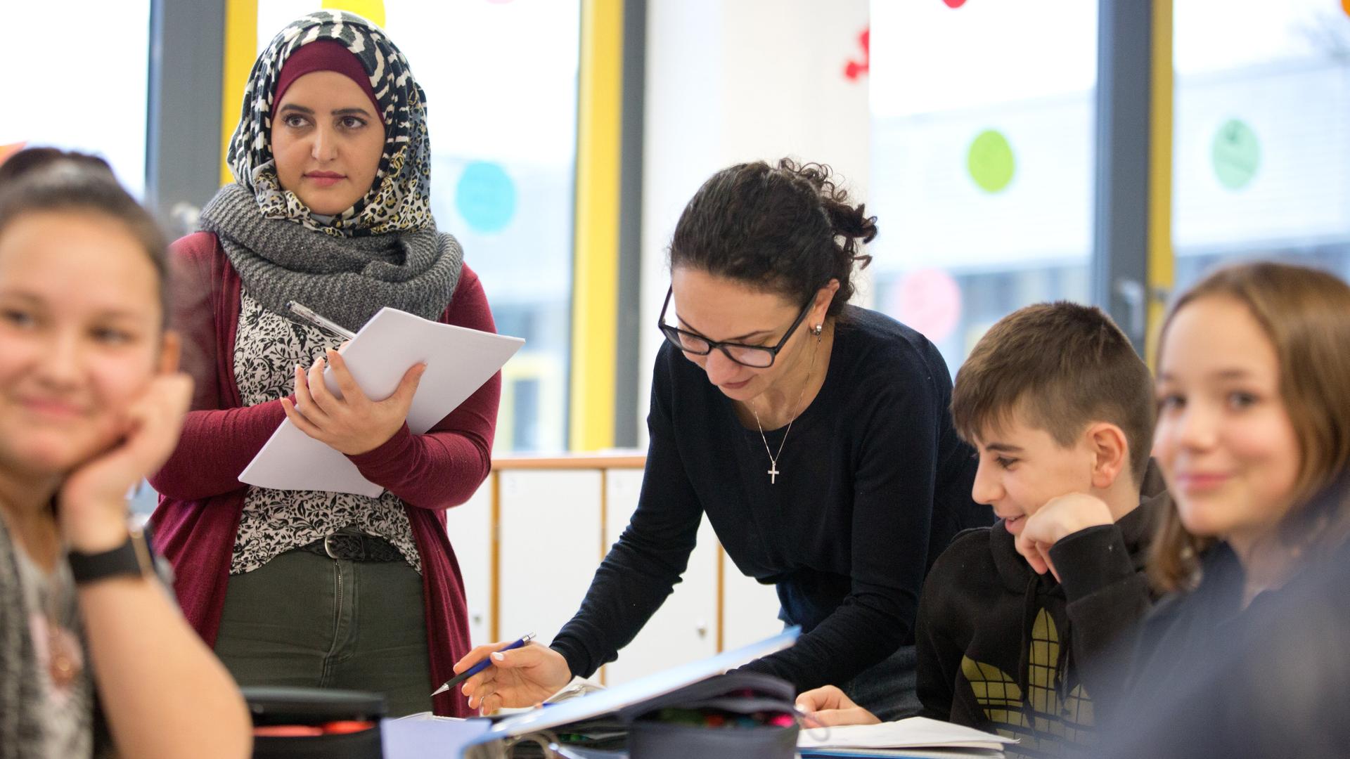 Die Syrerin Marwa Sulaiman (2.v.l.) und die Armenierin Shogine Kamoyan (3.v.r.) nehmen am Projekt "Lehrkräfte Plus" der Uni Bielefeld teil. Es richtet sich an Flüchtlinge, die sehr gut Deutsch sprechen und in ihrer Heimat als Lehrer gearbeitet haben.