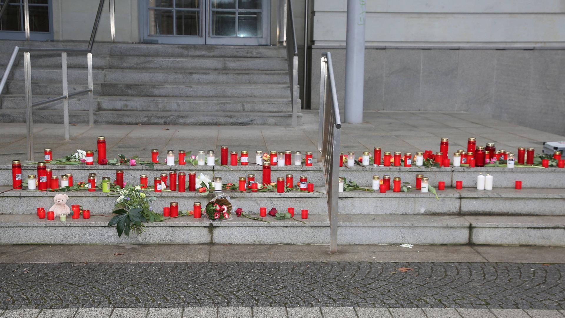 Blick auf den Gedenkplatz vor dem Opernhaus in Magdeburg, wo Betroffene und Trauernde Menschen Blumen, Kerzen und Teddys niedergelegt haben.