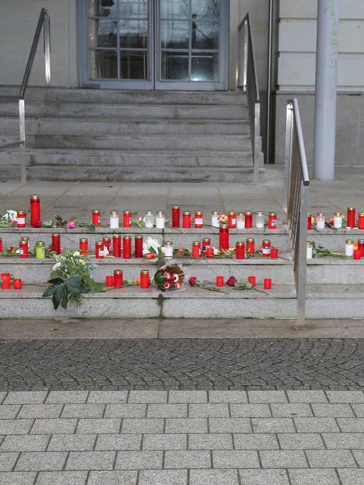 Blick auf den Gedenkplatz vor dem Opernhaus in Magdeburg, wo Betroffene und Trauernde Menschen Blumen, Kerzen und Teddys niedergelegt haben.