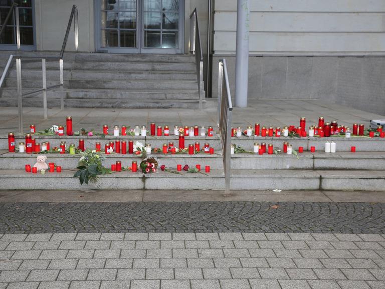 Blick auf den Gedenkplatz vor dem Opernhaus in Magdeburg, wo Betroffene und Trauernde Menschen Blumen, Kerzen und Teddys niedergelegt haben.