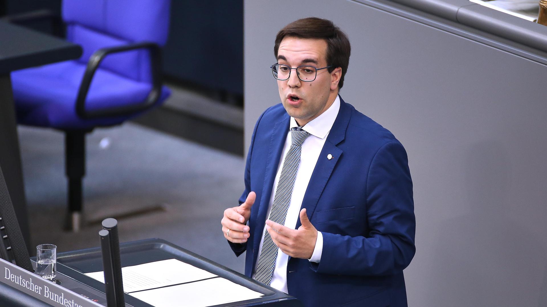 Konrad Körner, CSU, spricht und gestikuliert im Bundestag. 