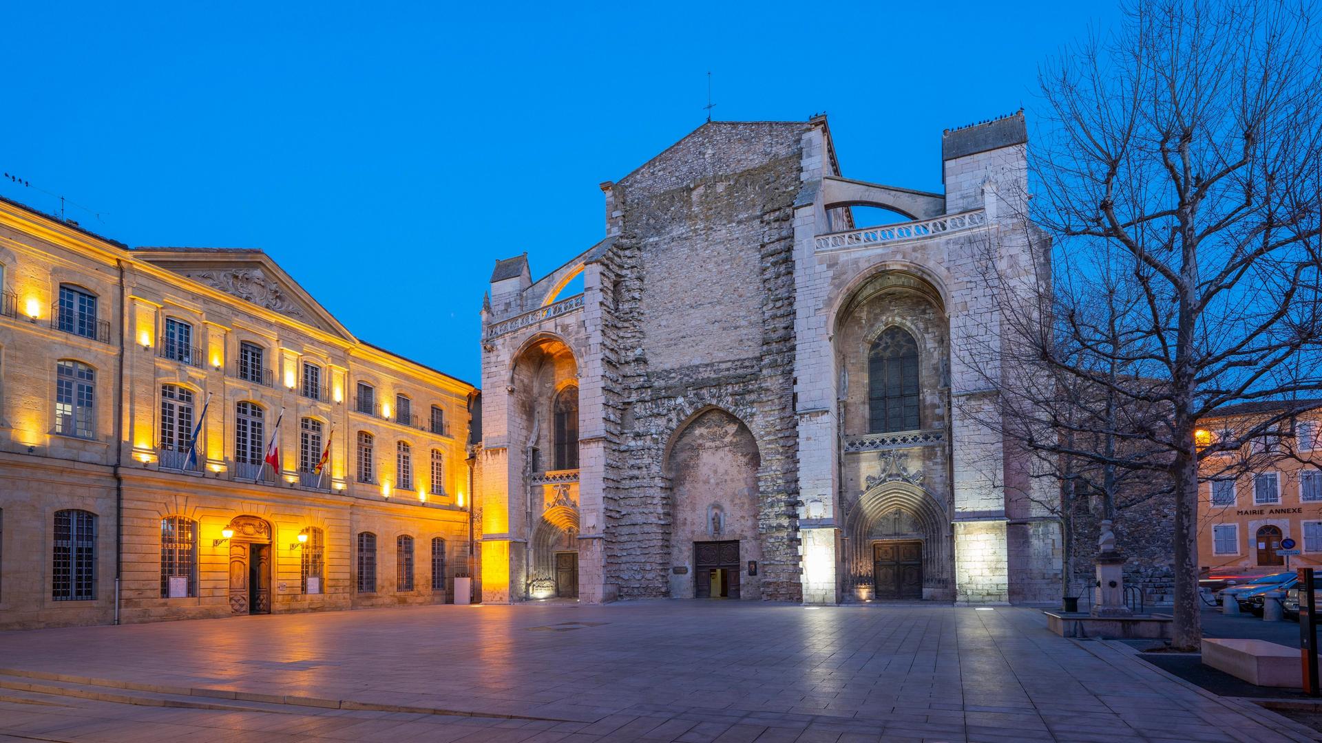Die Basilika Sainte-Marie-Madeleine in dem Wallfahrtsort Saint-Maximin-la-Sainte-Baume im Abendlicht Die Basilika Sainte-Marie-Madeleine in dem Wallfahrtsort Saint-Maximin-la-Sainte-Baume im Abendlicht