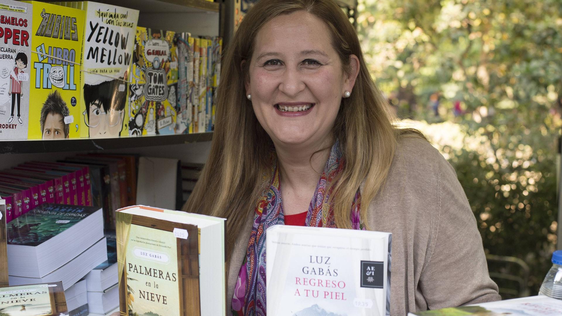 Schriftstellerin Luz Gabas zeigt zwei ihrer Bücher in die Kamera. Schriftstellerin Luz Gabas zeigt zwei ihrer Bücher in die Kamera.