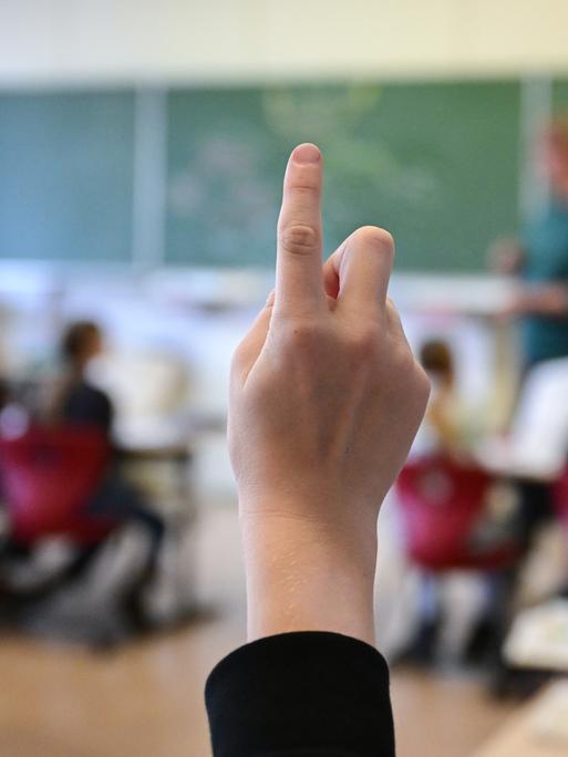 Schüler melden sich in einer vierten Klasse in einer Grundschule in Stuttgart.