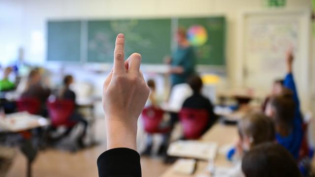 Schüler melden sich in einer vierten Klasse in einer Grundschule in Stuttgart.