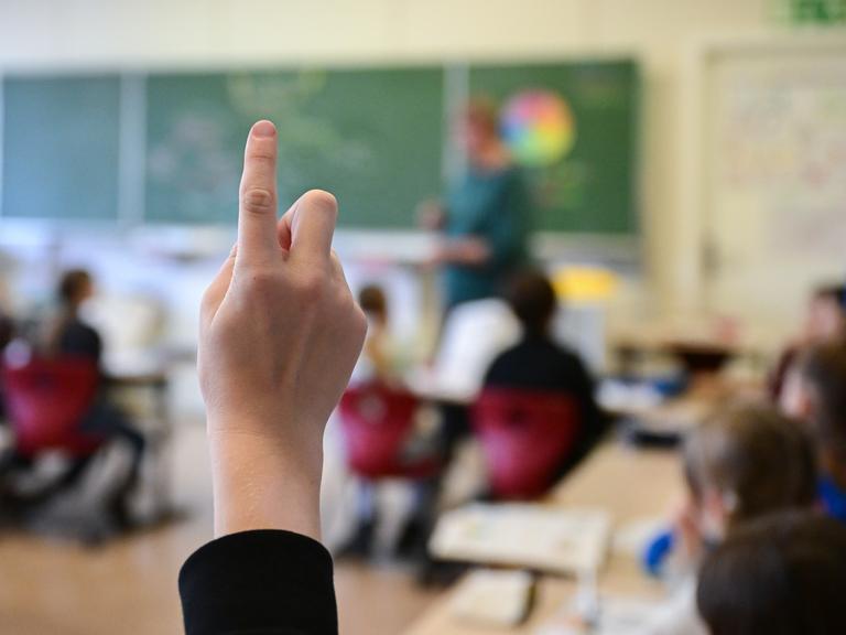 Schüler melden sich in einer vierten Klasse in einer Grundschule in Stuttgart.