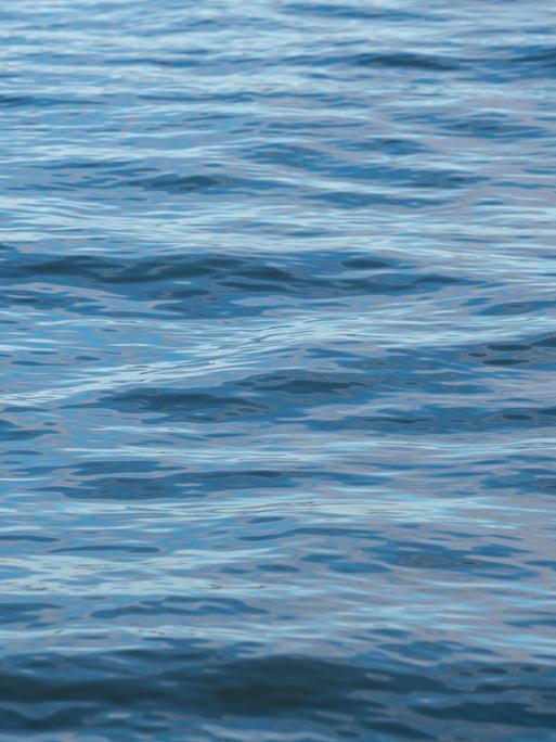 Nahaufnahme von Wellen mit Lichtreflektion Nahaufnahme von Wellen mit Lichtreflektion