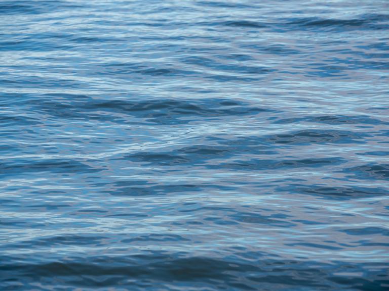 Nahaufnahme von Wellen mit Lichtreflektion Nahaufnahme von Wellen mit Lichtreflektion