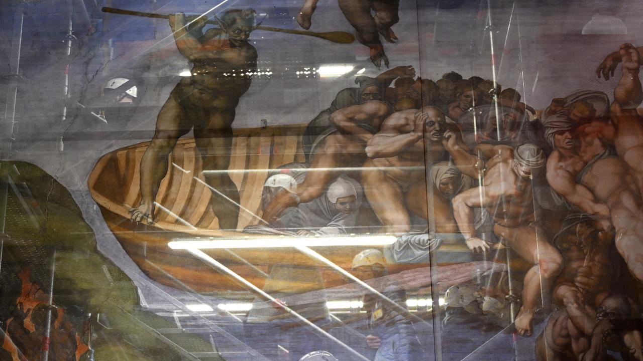 Zu sehen ist Michelangelos Gemälde "Das Jüngste Gericht" hinter einer Schutzfolie.