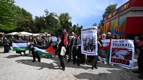 Demonstranten mit palästinensischen Fahnen protestieren beim Pre-Opening im Giardini auf dem Gelände der Kunstbiennale in Venedig.