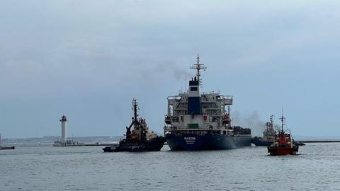 Ein Frachter mit Getreide im Hafen von Odessa