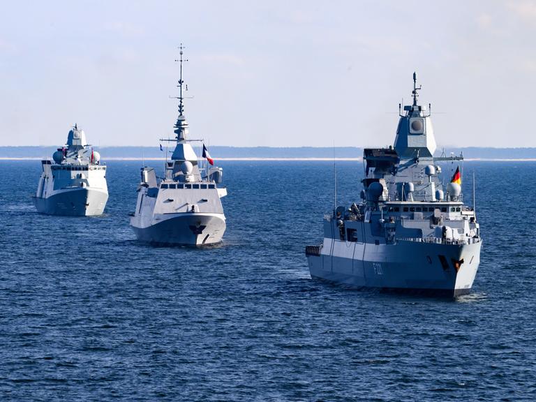 Kriegsschiffe verschiedenere Nationen nehmen am maritimen Großmanöver teil. (Symbolbild)
