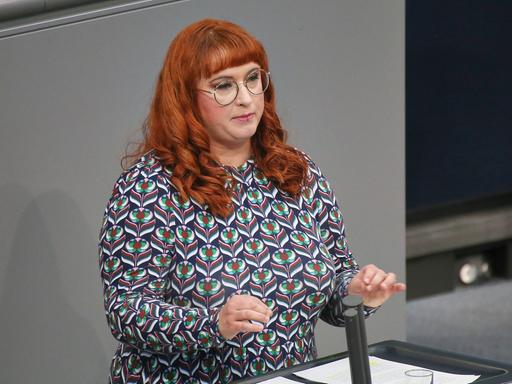 Agnieszka Brugger, Grüne, am Rednerpult bei der 9. Bundestagssitzung am 4. Juni 2025